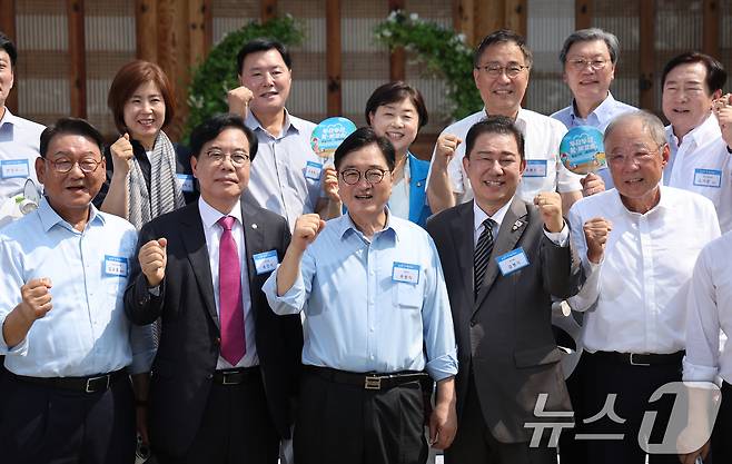 8일 서울 여의도 국회 사랑재에서 열린 '국내여행을 통해 내수경제를 살리는 K-바캉스 캠페인, K-관광 올여름은 국내로!'에서 참석자들이 기념 촬영하고 있다. (공동취재) 2025.7.8/뉴스1 ⓒ News1 안은나 기자