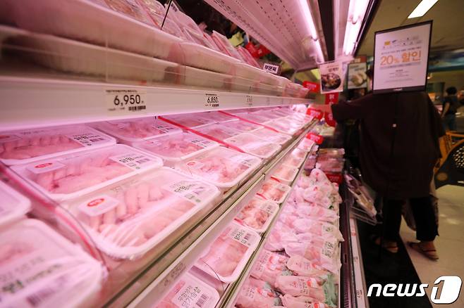 초복인 16일 오후 서울 시내의 한 대형마트에서 시민들이 생닭을 고르고 있다. 2020.7.16/뉴스1 ⓒ News1 이승배 기자