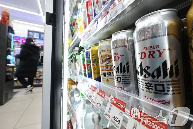 수입 맥주 1위인 일본 맥주 아사히가 한 편의점에 진열돼 있는 모습. 2025.2.23/뉴스1 ⓒ News1 신웅수 기자
