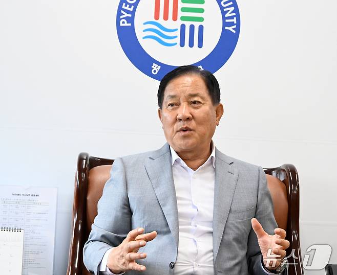 심재국 강원 평창군수가 8일 군청 집무실에서 민선 8기 3주년을 기념한 뉴스1과의 인터뷰 일정을 소화하고 있다. (평창군 제공. 재판매 및 DB금지) 2025.7.8/뉴스1