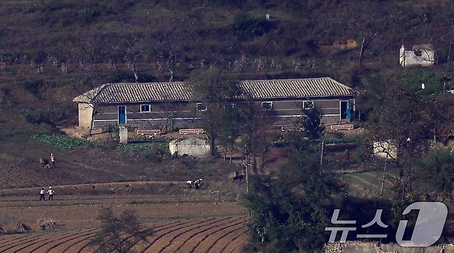 인천 강화군 송해면 당산리에서 바라본 북한 황해도 개풍군 마을 내 군 막사 주위에서 주민들이 농사일을 하고 있다. 2024.10.16/뉴스1 ⓒ News1 박정호 기자