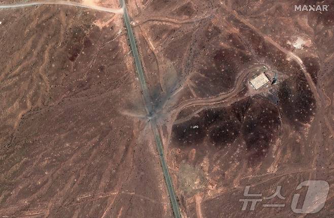 이란 쿰 지역 북동부에 위치한 이란의 포르도 핵 시설 진입로에 이스라엘의 공습으로 생긴 구멍이 포착됐다. 2025.06.24 ⓒ AFP=뉴스1 ⓒ News1 정지윤 기자