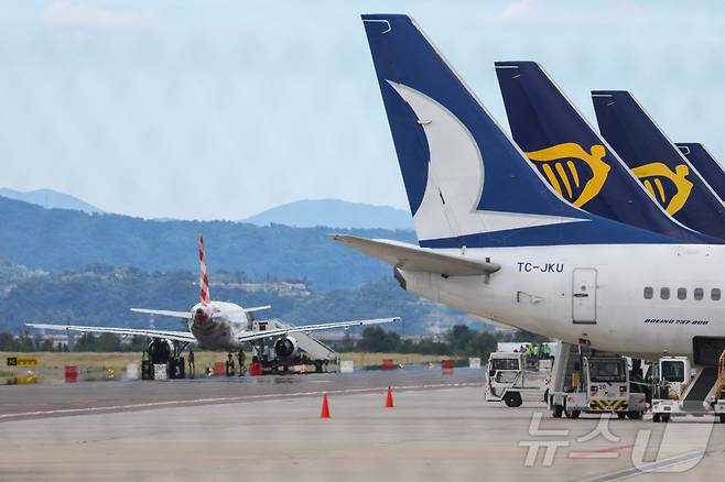 이탈리아 밀라노 인근 베르가모 공항 활주로에서 비행기 엔진에 한 남성이 빨려들어가 사망하는 사건이 발생한 8일(현지시간) 운항이 일시 중단된 항공기들이 늘어서 있다. ⓒ 로이터=뉴스1