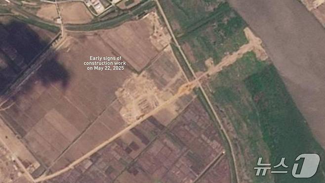 플래닛랩스가 지난 5월 말 촬영한 두만강 대교 북한 쪽 건설 모습. 휑한 부지와 현재의 모습을 비교했을 때 공사가 상당히 진척됐음을 알 수 있다.(플래닛랩스 제공).