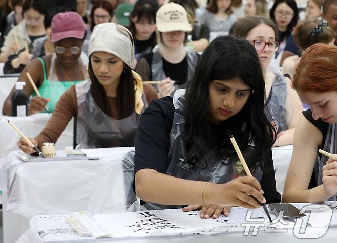 홍콩·네덜란드·영국 등 유명 대학에서 선발된 외국인 학생들이 9일 부산 금정구 부산대학교 인덕관에서 열린 '2025 부산대학교 서머 스쿨'에서 한국 전통 서예를 체험하고 있다.  2025.7.9/뉴스1 ⓒ News1 윤일지 기자