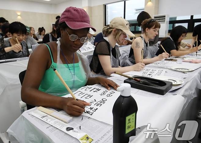 홍콩·네덜란드·영국 등 유명 대학에서 선발된 외국인 학생들이 9일 부산 금정구 부산대학교 인덕관에서 열린 '2025 부산대학교 서머 스쿨'에서 한국 전통 서예를 체험하고 있다.  2025.7.9/뉴스1 ⓒ News1 윤일지 기자