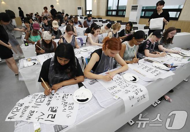 홍콩·네덜란드·영국 등 유명 대학에서 선발된 외국인 학생들이 9일 부산 금정구 부산대학교 인덕관에서 열린 '2025 부산대학교 서머 스쿨'에서 한국 전통 서예를 체험하고 있다. 2025.7.9/뉴스1 ⓒ News1 윤일지 기자