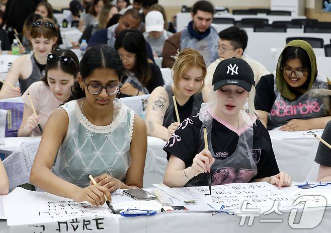 홍콩·네덜란드·영국 등 유명 대학에서 선발된 외국인 학생들이 9일 부산 금정구 부산대학교 인덕관에서 열린 '2025 부산대학교 서머 스쿨'에서 전통 서예를 체험하고 있다. 2025.7.9/뉴스1 ⓒ News1 윤일지 기자