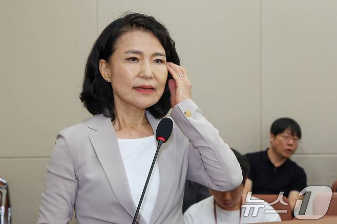 이진숙 방송통신위원장이 7일 오후 서울 여의도 국회에서 열린 제427회국회(임시회) 과학기술정보방송통신위원회 제1차 전체회의에서 법안 통과 후 정부측 인사말을 하고 있다. 과방위는 이날 찬성 11인, 반대 3인으로 방송3법(방송법·방송문화진흥회법·한국교육방송공사법 개정안)을 가결했다. 2025.7.7/뉴스1 ⓒ News1 안은나 기자