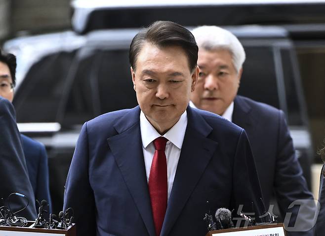 윤석열 전 대통령이 9일 서울 서초구 서울중앙지방법원에서 구속 전 피의자심문(영장실질심사)을 받기 위해 출석하고 있다. 2025.7.9/뉴스1 ⓒ News1 사진공동취재단