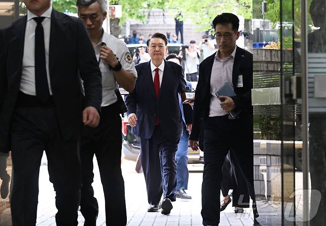 '12·3 비상계엄' 사태 관련 내란 혐의를 받는 윤석열 전 대통령이 9일 오후 구속 전 피의자 심문(영장실질심사)을 받기 위해 서울 서초구 서울중앙지방법원으로 들어서고 있다. 윤 전 대통령은 지난 3월 법원의 구속취소 결정으로 석방된 지 넉 달 만에 재구속될 위기에 놓였다. 2025.7.9/뉴스1 ⓒ News1 사진공동취재단