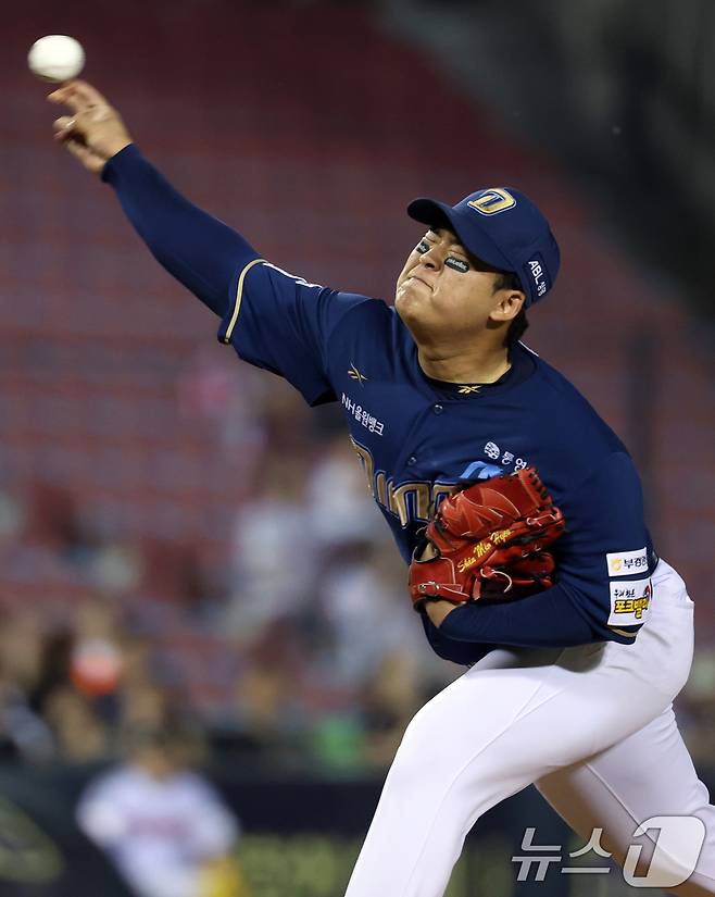 19일 오후 서울 송파구 잠실야구장에서 열린 프로야구 '2025 신한 SOL뱅크 KBO 리그' LG 트윈스와 NC 다이노스의 경기에서 7회말 LG 공격 NC 선발 신민혁이 무실점 호투를 하고 있다. 2025.6.19/뉴스1 ⓒ News1 김명섭 기자