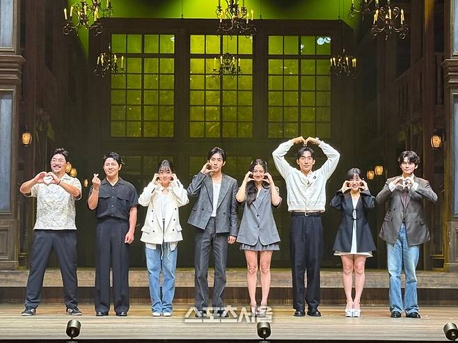 9일 연극 ‘셰익스피어 인 러브’ 프레스콜에서 (왼쪽부터) 임철형, 이규형, 이주영, 손우현, 박주현, 이상이, 김향기, 옹성우가 단체 사진을 촬영하고 있다. 사진 | 표권향 기자 gioia@sportsseoul.com