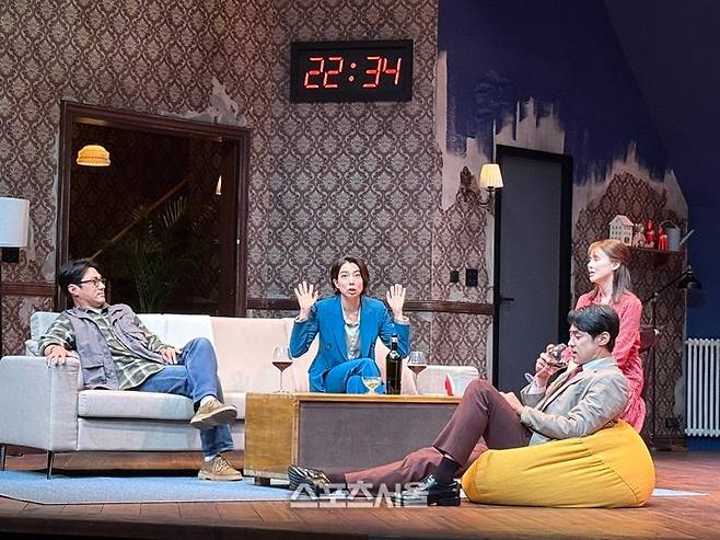 9일 연극 ‘2시 22분’ 프레스콜에서 (왼쪽부터) ‘샘’ 역 최영준, ‘로렌’ 역 방진의, ‘벤’ 역 차용학, ‘제니’ 역 아이비가 주요 장면을 시연하고 있다. 사진 | 표권향 기자 gioia@sportsseoul.com