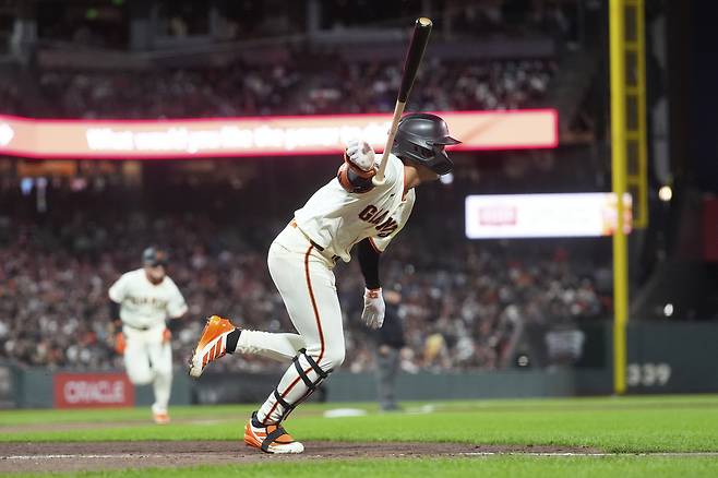 이정후가 8회말 1루수 땅볼을 치고 전력질주하고 있다. AP연합뉴스