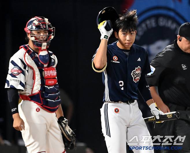 헬멧을 벗으며 타석에 들어서는 김민석