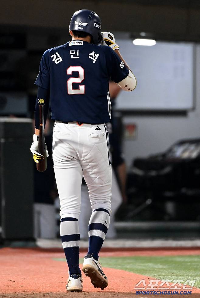 헛스윙 삼진을 당한 김민석의 아쉬운 발걸음