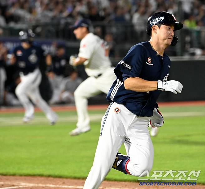 1사 만루 터진 박계범의 적시타, 홈으로 향하는 김재환
