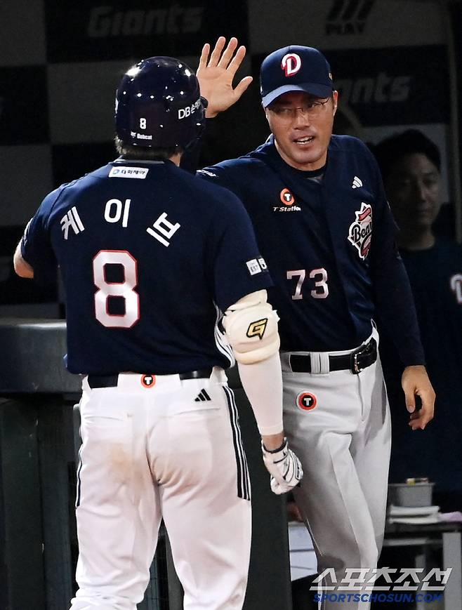 8회 투런포에 이어 연타석 홈런을 날린 케이브를 맞이하는 조성환 감독대행