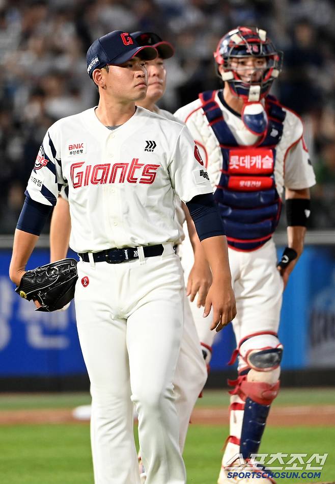 8일 부산사직야구장에서 열린 두산과 롯데의 경기, 8회초 김진욱이 케이브에 동점 투런포를 맞은 후 마운드를 내려가고 있다. 부산=허상욱 기자wook@sportschosun.com/2025.07.08/