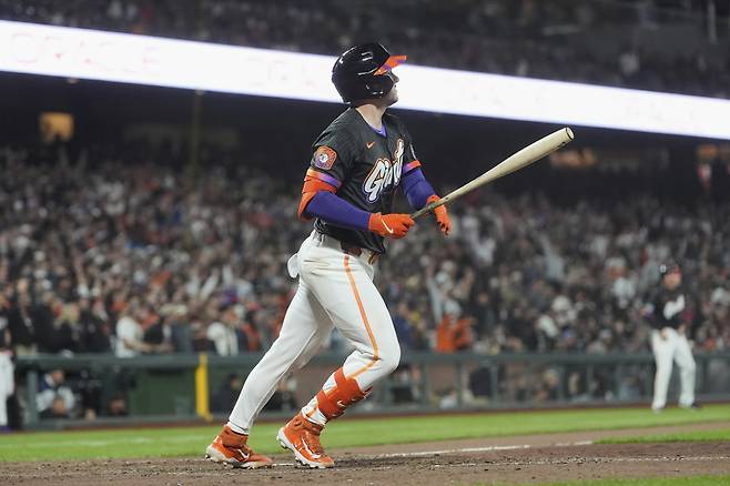 샌프란시스코 자이언츠 패트릭 베일리가 9일(한국시각) 필라델피아 필리스와의 홈경기에서 9회말 1사 1,3루서 우중간 쪽으로 큼지막한 타구를 날리고 있다. 3점짜리 역전 인사이드 더 파크 홈런이 터진 순간이다. AP연합뉴스