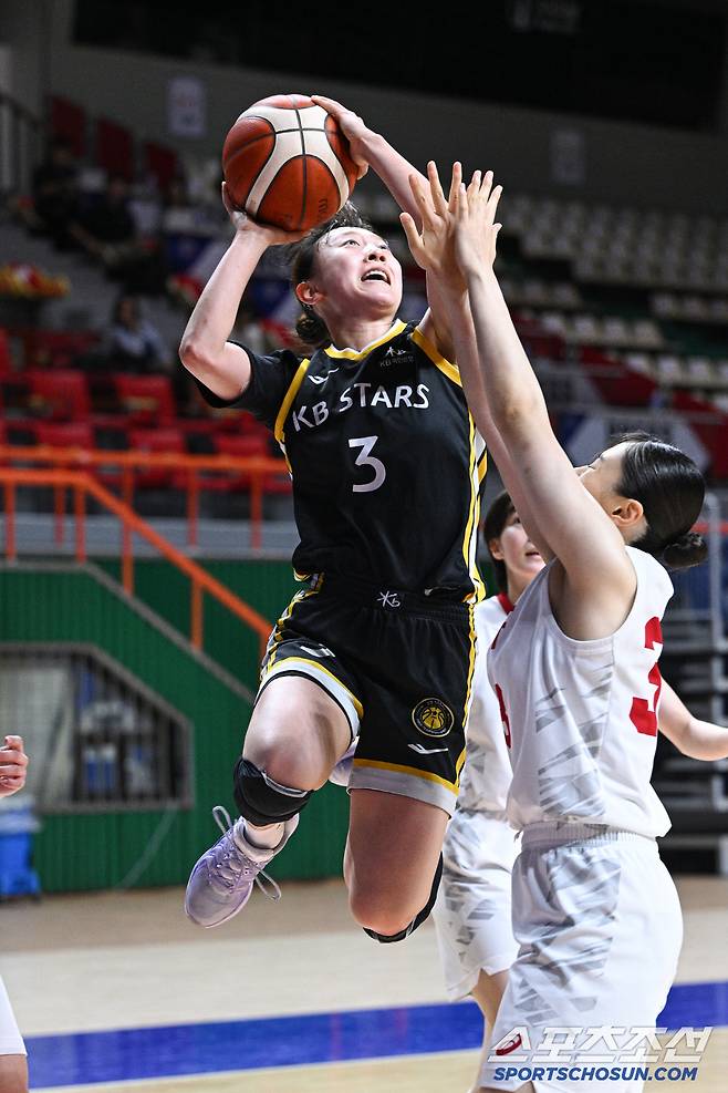 KB스타즈 이채은이 9일 부산 사직실내체육관에서 열린 '2025 티켓링크 WKBL 퓨처스리그' 일본대학선발과의 4강전에서 상대 수비를 제치고 골밑슛을 시도하고 있다. 사진제공=WKBL