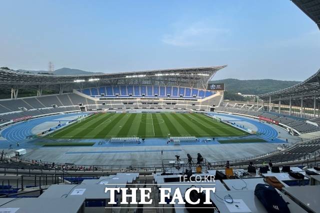 7일 오후 6시 40분경 용인미르스타디움 취재기자석에서 바라본 경기장 전경. 이날 '2025 동아시안컵' 개막전으로 한국과 중국의 맞대결이 펼쳐졌다. /용인=이상빈 기자