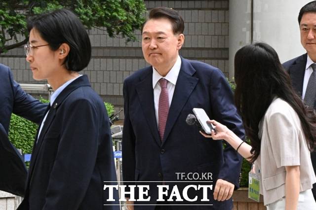 윤석열 전 대통령이 3일 서울 서초구 서울중앙지방법원에서 열린 우두머리 혐의·직권남용 권리행사 방해 혐의 사건 9차 공판에 출석하고 있다. /사진공동취재단