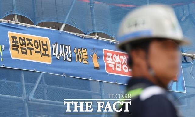 한국토지주택공사가 폭염 대비 건설현장 근로자 안전을 위한 '체감온도 기반 건설 현장 폭염 관리 대책'을 시행한다. /뉴시스