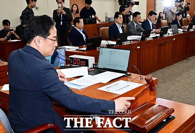 송언석 기재위원장 이석 뒤 기재위 야당 간사를 맡고 있는 박수영 국민의힘 의원이 회의를 주재하고 있다.