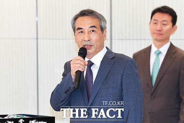 윤석열 전 대통령 부인 김건희 여사와 관련한 각종 의혹 사건을 수사하는 민중기 특별검사가 지난 2일 서울 종로구 KT광화문빌딩에 마련된 사무실 앞에서 현판 제막을 한 뒤 발언하고 있다. /서예원 기자