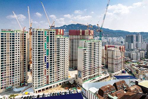 대조1구역이 높은 분양가를 기록하자 덩달아 시세가 오르고 있는 불광5구역(왼쪽). 대조1구역은 공사가 상당히 진행돼 연신내역 일대 스카이라인을 바꾸고 있다.&nbsp;