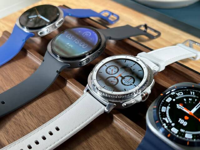 갤럭시 워치8(왼쪽 두 개)과 갤럭시 워치8 클래식(왼쪽에서 세 번째), 갤럭시워치 울트라(왼쪽에서 네 번째) (사진=지디넷코리아 신영빈 기자)