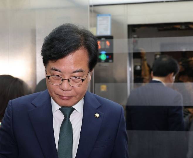 국민의힘 송언석 비상대책위원장 겸 원내대표가 9일 서울 여의도 국회에서 백브리핑을 한 뒤 승강기에 오르고 있다. 연합뉴스