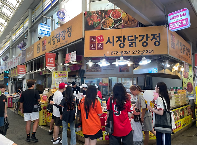 지난 8일 야구 경기관람 전 문창전통시장을 방문한 관광객들이 전통시장 맛지도를 보고 시장 맛집을 찾아가고 있다. 소상공인시장진흥공단