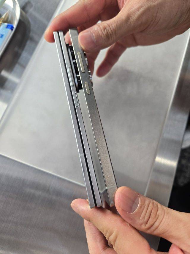 갤럭시 Z 폴드7(왼쪽)과 갤럭시 S25 울트라(오른쪽). 접었을 때 갤럭시 Z 폴드7의 두께는 8.9㎜로, 갤럭시 S25 울트라(8.2㎜)와 큰 차이가 느껴지지 않는다. 뉴욕=권해영 특파원