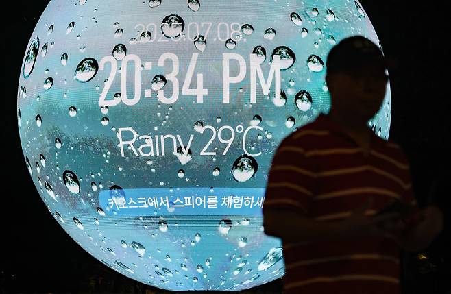 서울에 연일 열대야 현상이 지속되고 있는 8일 밤 서울 송파구의 한 조형물에 현재 기온이 표출되고 있다. /뉴시스