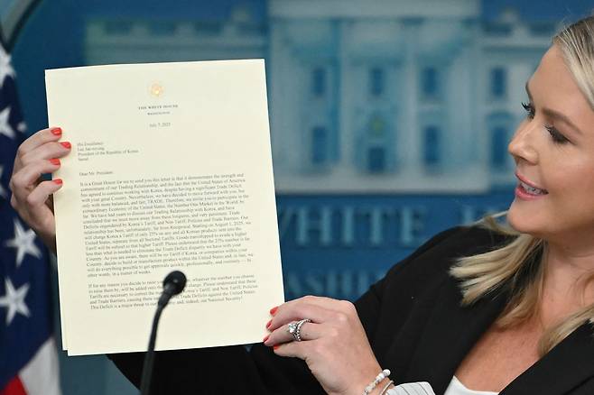캐롤라인 레빗 백악관 대변인이 7일 트럼프 미국 대통령이 이재명 대통령에게 보낸 서한을 들어보이고 있다. /AFP 연합뉴스