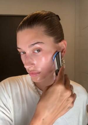 헤일리 비버가 틱톡에서 메디큐브 미용 기기를 사용하는 모습/틱톡 캡쳐