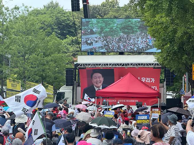 9일 서울 서초구 서초동 서울중앙지법 정문 인근에서 윤석열 전 대통령 지지자들이 시위를 하고 있다. /이호준 기자