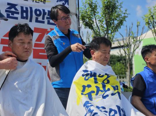 9일 서울 여의도 국회 앞에서 윤병철 해양수산부 노조위원장을 비롯한 조합원들이 해수부 부산 이전에 대한 공론화를 촉구하며 삭발식을 갖고 있다. 조은솔 기자