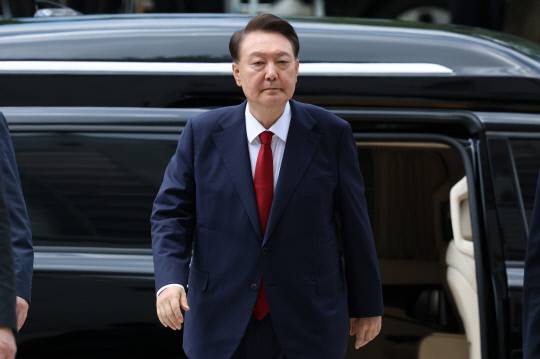 12·3 비상계엄과 관련해 특검의 수사를 받는 윤석열 전 대통령이 9일 서울 서초구 서울중앙지법에서 열린 영장실질심사에 출석하기 위해 차에서 내리고 있다. 연합뉴스