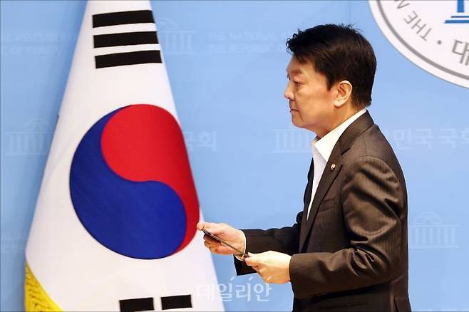 안철수 국민의힘 의원이 지난 7일 오전 서울 여의도 국회 소통관 기자회견장에서 국민의힘 혁신위원장 사퇴 후 당대표 출마를 선언하는 기자회견을 마친 뒤 기자회견장을 나서고 있다. ⓒ데일리안 홍금표 기자