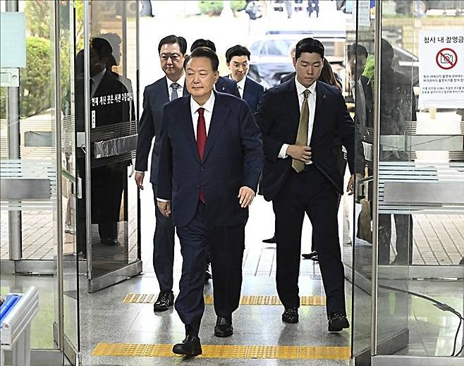 윤석열 전 대통령이 9일 서울 서초구 서울중앙지방법원에서 구속 전 피의자심문(영장실질심사)을 받기 위해 출석하고 있다. ⓒ사진공동취재단