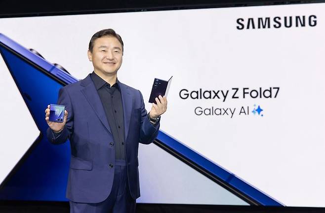 삼성전자 DX부문장 직무대행 노태문 사장이 9일(현지시간) 미국 뉴욕 브루클린 듀갈 그린하우스(Duggal Greenhouse)에서 열린 '갤럭시 언팩 2025(Galaxy Unpacked 2025)' 행사에서 초슬림 대화면 폴더블폰 '갤럭시 Z 폴드7'과 '갤럭시 Z 플립7'을 공개하는 모습ⓒ삼성전자