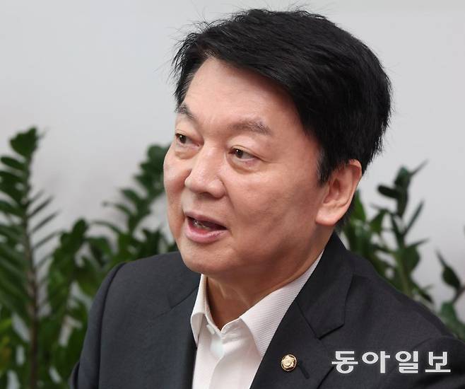 국민의힘 안철수 의원이 8일 국회에서 가진 동아일보와의 인터뷰에서 전날 혁신위원장 사퇴 배경과 향후 당 대표 출마에 대해 설명하고 있다. 이훈구 기자 ufo@donga.com