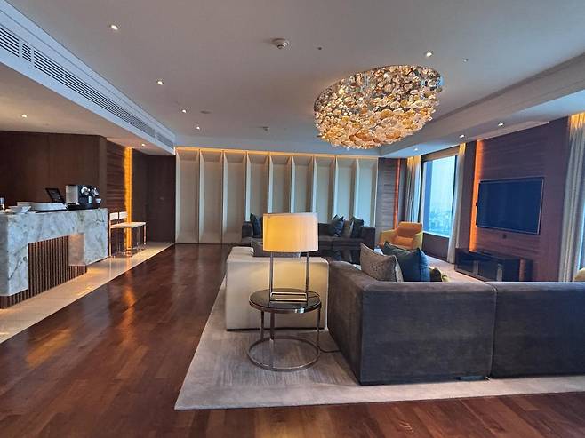 인터뷰를 진행한 콘래드서울 펜트하우스. 황소영 기자 fangso@donga.com