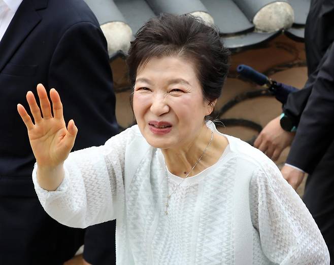 박근혜 전 대통령이 2일 부산 금정구 범어사를 방문해 대웅전으로 향하며 지지자들에게 인사하고 있다. 2025.6.2/뉴스1