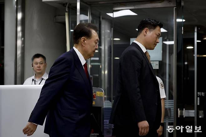 윤석열 전 대통령이 9일 오후 서울 서초구 서울중앙지방법원에서 영장실질심사를 마친 뒤 법정을 나오고 있다. 변영욱 기자 cut@donga.com