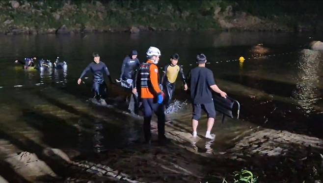 9일 오후 6시19분께 충남 금산 제원면 천내리 금강 상류에서 물놀이를 하던 20대 4명이 실종된 뒤 모두 심정지 상태로 발견됐다.(충남소방본부 제공) /뉴스1